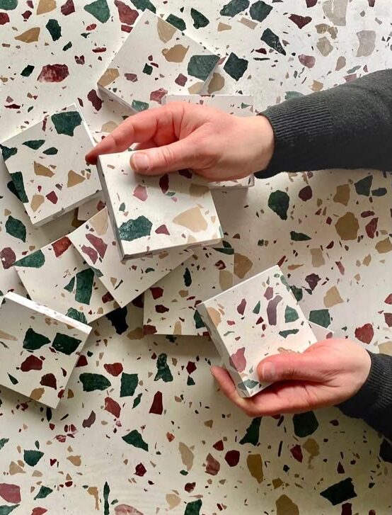 O papel do Neurodesign na Arquitetura para criar experiências sensoriais Imagine entrar em um espaço que além de agradar aos olhos, também acalma a mente, desperta emoções positivas e oferece uma sensação imediata de bem-estar. Essa é a proposta do neurodesign. Uma abordagem que une neurociência e design para criar ambientes que estimulam os sentidos e promovem uma experiência mais completa e significativa. Nessa jornada sensorial, os revestimentos podem ocupar um papel central. Muito mais do que acabamento, eles são os elementos que entram em contato direto com os sentidos: o tato nas superfícies, a visão nos padrões e cores, a temperatura percebida em cada material. Texturas, ritmos visuais e contrastes atuam como verdadeiros gatilhos emocionais e cognitivos. E é aí que o Euro Terrazzo se destaca como um aliado de peso para arquitetos e designers que desejam projetar com propósito. O que é neurodesign e por que ele importa na arquitetura de interiores O neurodesign é a aplicação de princípios da neurociência ao design de ambientes, com o objetivo de criar espaços que impactem positivamente o comportamento, as emoções e o bem-estar das pessoas. Ele se baseia em estudos que mostram como o cérebro reage a estímulos visuais, táteis, auditivos e espaciais. Isso influencia desde o humor até a sensação de segurança e foco em determinado ambiente. Quando pensamos na arquitetura de interiores, esses estímulos ganham ainda mais relevância. A forma como nos sentimos ao entrar em um espaço, mais relaxados, estimulados, acolhidos ou alertas, não é apenas subjetiva: ela tem base fisiológica. Desde texturas que convidam ao toque, ambientes com iluminação equilibrada, até cores que acalmam ou energizam. Tudo isso ativa áreas específicas do cérebro que estão ligadas à memória, à percepção e à emoção. Nos últimos anos, o neurodesign tem ganhado destaque como uma ferramenta poderosa para criar ambientes mais humanizados, especialmente em espaços como residências, escritórios, hospitais, escolas e áreas de convivência. Ele permite que projetistas utilizem elementos de forma intencional para provocar experiências sensoriais positivas. E é nesse contexto que a escolha dos revestimentos deixa de ser apenas estética para se tornar uma decisão estratégica. Como os materiais influenciam sensações cognitivas e emocionais Cada escolha de material dentro de um projeto carrega mais do que uma função técnica ou estética: ela carrega uma intenção sensorial. Cores, texturas, padrões e até o brilho das superfícies têm a capacidade de influenciar como o cérebro interpreta e responde ao ambiente. Os revestimentos, por estarem em contato direto com os sentidos, seja pela visão ou pelo toque, são protagonistas nessa construção de experiência. A textura, por exemplo, ativa imediatamente o tato e reforça a sensação de acolhimento ou estímulo. Superfícies ásperas transmitem rusticidade e naturalidade; já as mais polidas tendem a gerar percepções de elegância e sofisticação. O padrão visual repetitivo, por sua vez, pode trazer calma e previsibilidade, enquanto texturas orgânicas e variações de cor despertam atenção e curiosidade. Além disso, o tom e a temperatura percebida dos materiais também funcionam como gatilhos emocionais. Ambientes com revestimentos de tons quentes e superfícies suaves tendem a gerar conforto e sensação de segurança. Já composições em tons frios, com superfícies lisas e refletivas, promovem frescor, foco e leveza. O cérebro interpreta esses sinais de forma rápida, afetando diretamente nosso estado emocional e a maneira como nos relacionamos com o espaço. A beleza atemporal do Euro Terrazzo vai além da estética: ela encontra propósito quando alinhada aos princípios do neurodesign. Produzido a partir de fragmentos de pedras naturais e resinas de alta tecnologia, o Terrazzo permite uma variedade de composições que estimulam os sentidos e criam conexões emocionais com o espaço. Criar com propósito e percepção Projetar um espaço é, cada vez mais, uma oportunidade de impactar positivamente quem o vive. Quando ciência e design caminham juntas, é possível criar ambientes que acolhem, ativam memórias, despertam emoções e promovem bem-estar. Essa é a essência do neurodesign, e também a razão pela qual os materiais escolhidos devem ir além da beleza: devem ser intencionais. O Euro Terrazzo, com sua capacidade de se adaptar a diferentes estímulos visuais, táteis e cognitivos, mostra que os revestimentos são peças-chave nessa construção. Eles ajudam a moldar experiências. São aliados de quem projeta com propósito, buscando criar atmosferas memoráveis, equilibradas e sensoriais. Um espaço de diálogo entre design, neurociência e matéria-prima de qualidade, onde o revestimento deixa de ser coadjuvante e passa a ser parte ativa na narrativa emocional de cada ambiente. Para além da tendência, essa é uma nova forma de projetar: com percepção, com intenção e impacto.