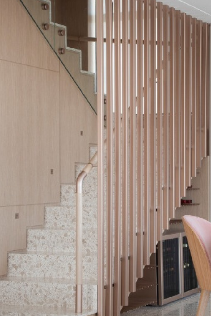 Tendência na arquitetura para 2025: o design escandinavo segue influenciando o design de interiores Entre tantas tendências que vêm e vão, o design escandinavo permanece como uma referência sólida, desejada e adaptável. Como uma tendência na arquitetura para 2025, e provavelmente em 2026, o estilo continua marcando presença nos principais projetos de interiores no Brasil, e esteve muito presente nas edições da CASACOR desse ano. Ele não é apenas uma estética minimalista, ele é um lifestyle que valoriza o essencial, o aconchegante e o funcional. Se antes o estilo escandinavo era associado a tons neutros e ambientes frios, hoje ele se abre para novas interpretações. A combinação com elementos naturais, paletas mais quentes e superfícies sensoriais amplia seu repertório, mantendo sua essência, mas permitindo novas leituras culturais e afetivas. Esse movimento mostra que, mais do que uma tendência, o escandinavo se consolida como uma linguagem atemporal e profundamente emocional. Minimalismo com alma: os pilares do design escandinavo Nascido no norte da Europa, o design escandinavo surgiu como resposta aos invernos rigorosos e à necessidade de criar espaços acolhedores, luminosos e funcionais. Seus princípios são claros: valorizar a luz natural, apostar em linhas simples, integrar elementos naturais e eliminar excessos sem perder o conforto. É um minimalismo que acolhe. No Brasil, o estilo conquistou espaço por sua capacidade de dialogar com diferentes contextos. Seja em apartamentos compactos, casas em centros urbanos ou projetos comerciais, o escandinavo oferece uma base neutra, versátil e elegante que se adapta facilmente à identidade do morador. Além disso, sua conexão com o bem-estar e a funcionalidade o torna ainda mais relevante em tempos em que o lar se tornou centro de múltiplas vivências: trabalho, descanso, socialização e cuidado. Escandinavo repaginado: o que muda em 2025 Em 2025, o estilo escandinavo se reinventa sem perder sua essência. A principal mudança está na paleta: tons crus, beges, argilas, verdes secos e marrons claros substituem o branco puro e os cinzas frios que marcaram as versões anteriores do estilo. Essa virada traz mais calor e aproxima o escandinavo de uma estética emocionalmente mais envolvente, reforçando a sensação de conforto e proximidade com a natureza. Outra evolução perceptível é a combinação com elementos artesanais e regionais. Texturas mais naturais, como linho, madeira em estado bruto, palha, pedras naturais e cerâmica, aparecem integradas à linguagem escandinava, criando espaços com mais camadas visuais e sensoriais. O biophilic design também entra em cena, adicionando vegetação viva e fluidez à arquitetura, sem quebrar a simplicidade do projeto. Essa versão híbrida do escandinavo também bebe de outras fontes, principalmente do japandi (a fusão entre o design japonês e escandinavo), mas também de influências tropicais, que se manifestam em curvas suaves e uso estratégico de cores. O resultado são ambientes que equilibram leveza e identidade local, minimalismo e afeto. Materiais, superfícies e sensações: como o design escandinavo conversa com os sentidos O escandinavo sempre foi um estilo voltado ao conforto visual, mas em 2025, essa linguagem se aprofunda no sensorial. O toque, a temperatura e a textura dos materiais ganham protagonismo. Afinal, não se trata apenas de como o ambiente parece, mas de como ele faz sentir. A escolha dos acabamentos passa a ser guiada por sensações, não apenas por estética. Superfícies orgânicas como madeira clara, pedras naturais, tecidos com textura e cerâmicas artesanais se destacam por criar ambientes mais vivos e táteis. Há uma clara valorização da imperfeição natural: veios aparentes, tramas rústicas, contrastes suaves e texturas orgânicas. São detalhes que humanizam o espaço e geram conexão emocional, reforçando a ideia de lar como refúgio. Nesse novo escandinavo, o material importa tanto quanto a forma. O piso acolhe. A parede transmite calma. A bancada convida ao toque. É um design que desacelera, que sustenta o silêncio e valoriza a presença. E para isso, cada superfície tem um papel ativo na atmosfera, seja visual, tátil ou simbólica. Euro Terrazzo e o design escandinavo contemporâneo: leveza, naturalidade e elegância Dentro desse novo escandinavo que valoriza texturas, materiais naturais e sensações visuais suaves, o Euro Terrazzo se apresenta como um revestimento perfeitamente alinhado à tendência. Com sua superfície contínua, paleta de tons neutros e composição orgânica de fragmentos minerais, o material combina leveza estética com um toque artesanal, dois pilares do design escandinavo contemporâneo. Disponível em cores claras, terrosas e delicadamente pigmentadas, o Euro Terrazzo pode ser aplicado em pisos, paredes ou mobiliário, criando uma base visual coesa e ao mesmo tempo expressiva. Seu aspecto natural e mineral conecta o espaço à terra, enquanto o ritmo dos fragmentos adiciona movimento e profundidade sem sobrecarregar a composição. Isso é ideal para ambientes que buscam simplicidade com personalidade. Além da estética, o Terrazzo também responde às necessidades de funcionalidade e durabilidade, tão importantes para o estilo escandinavo. É um material fácil de manter, resistente e atemporal, que atravessa tendências e reforça a sensação de permanência. Em projetos que priorizam o essencial, mas não abrem mão de sofisticação, ele atua como um elemento que transforma a atmosfera do espaço. A permanência do escandinavo como linguagem atemporal e adaptável O design escandinavo permanece relevante porque vai além da estética: ele traduz uma forma de viver. Ao unir funcionalidade, simplicidade e conforto, ele responde a um desejo coletivo por espaços mais humanos, equilibrados e conectados com a natureza e com o tempo presente. Em 2025, sua linguagem se expande sem perder a essência, absorve referências locais, artesanais e sensoriais. É essa capacidade de adaptação que faz do escandinavo uma das tendências mais consistentes na arquitetura de interiores. Ele não dita regras rígidas, mas oferece princípios que podem ser reinterpretados de acordo com o estilo de vida, o clima e a cultura de cada lugar. Escolher materiais que traduzem esses valores como o Terrazzo é um passo importante na construção de ambientes atemporais, mas com identidade. Em um mundo que pede mais presença e propósito, o design escandinavo segue como um guia silencioso: feito para durar, acolher e inspirar.