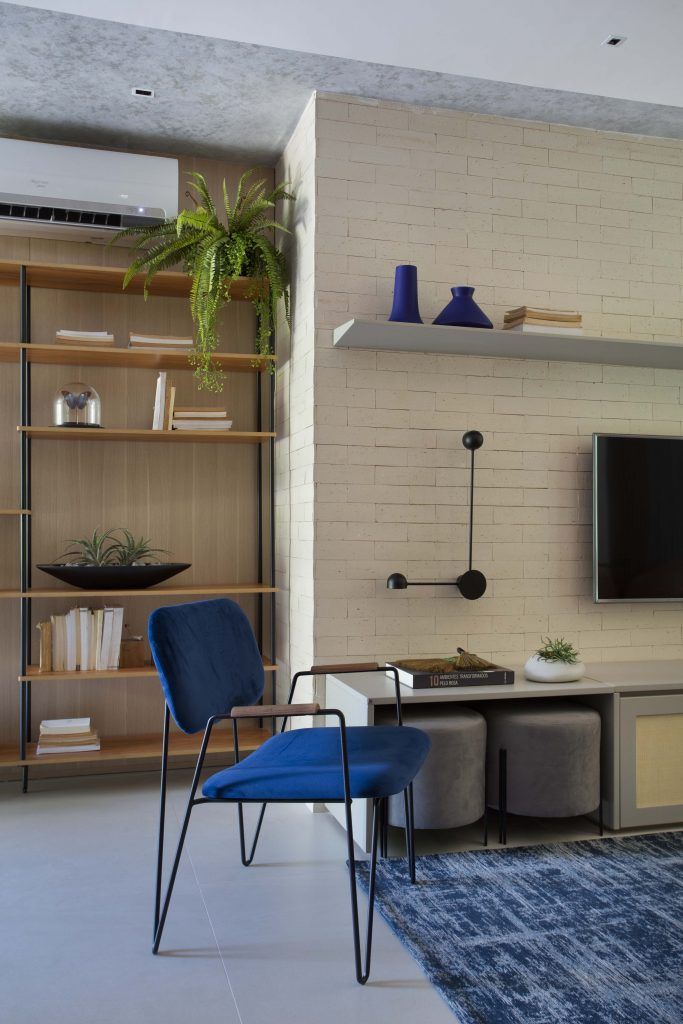 Tendência na arquitetura para 2025: o design escandinavo segue influenciando o design de interiores Entre tantas tendências que vêm e vão, o design escandinavo permanece como uma referência sólida, desejada e adaptável. Como uma tendência na arquitetura para 2025, e provavelmente em 2026, o estilo continua marcando presença nos principais projetos de interiores no Brasil, e esteve muito presente nas edições da CASACOR desse ano. Ele não é apenas uma estética minimalista, ele é um lifestyle que valoriza o essencial, o aconchegante e o funcional. Se antes o estilo escandinavo era associado a tons neutros e ambientes frios, hoje ele se abre para novas interpretações. A combinação com elementos naturais, paletas mais quentes e superfícies sensoriais amplia seu repertório, mantendo sua essência, mas permitindo novas leituras culturais e afetivas. Esse movimento mostra que, mais do que uma tendência, o escandinavo se consolida como uma linguagem atemporal e profundamente emocional. Minimalismo com alma: os pilares do design escandinavo Nascido no norte da Europa, o design escandinavo surgiu como resposta aos invernos rigorosos e à necessidade de criar espaços acolhedores, luminosos e funcionais. Seus princípios são claros: valorizar a luz natural, apostar em linhas simples, integrar elementos naturais e eliminar excessos sem perder o conforto. É um minimalismo que acolhe. No Brasil, o estilo conquistou espaço por sua capacidade de dialogar com diferentes contextos. Seja em apartamentos compactos, casas em centros urbanos ou projetos comerciais, o escandinavo oferece uma base neutra, versátil e elegante que se adapta facilmente à identidade do morador. Além disso, sua conexão com o bem-estar e a funcionalidade o torna ainda mais relevante em tempos em que o lar se tornou centro de múltiplas vivências: trabalho, descanso, socialização e cuidado. Escandinavo repaginado: o que muda em 2025 Em 2025, o estilo escandinavo se reinventa sem perder sua essência. A principal mudança está na paleta: tons crus, beges, argilas, verdes secos e marrons claros substituem o branco puro e os cinzas frios que marcaram as versões anteriores do estilo. Essa virada traz mais calor e aproxima o escandinavo de uma estética emocionalmente mais envolvente, reforçando a sensação de conforto e proximidade com a natureza. Outra evolução perceptível é a combinação com elementos artesanais e regionais. Texturas mais naturais, como linho, madeira em estado bruto, palha, pedras naturais e cerâmica, aparecem integradas à linguagem escandinava, criando espaços com mais camadas visuais e sensoriais. O biophilic design também entra em cena, adicionando vegetação viva e fluidez à arquitetura, sem quebrar a simplicidade do projeto. Essa versão híbrida do escandinavo também bebe de outras fontes, principalmente do japandi (a fusão entre o design japonês e escandinavo), mas também de influências tropicais, que se manifestam em curvas suaves e uso estratégico de cores. O resultado são ambientes que equilibram leveza e identidade local, minimalismo e afeto. Materiais, superfícies e sensações: como o design escandinavo conversa com os sentidos O escandinavo sempre foi um estilo voltado ao conforto visual, mas em 2025, essa linguagem se aprofunda no sensorial. O toque, a temperatura e a textura dos materiais ganham protagonismo. Afinal, não se trata apenas de como o ambiente parece, mas de como ele faz sentir. A escolha dos acabamentos passa a ser guiada por sensações, não apenas por estética. Superfícies orgânicas como madeira clara, pedras naturais, tecidos com textura e cerâmicas artesanais se destacam por criar ambientes mais vivos e táteis. Há uma clara valorização da imperfeição natural: veios aparentes, tramas rústicas, contrastes suaves e texturas orgânicas. São detalhes que humanizam o espaço e geram conexão emocional, reforçando a ideia de lar como refúgio. Nesse novo escandinavo, o material importa tanto quanto a forma. O piso acolhe. A parede transmite calma. A bancada convida ao toque. É um design que desacelera, que sustenta o silêncio e valoriza a presença. E para isso, cada superfície tem um papel ativo na atmosfera, seja visual, tátil ou simbólica. Euro Terrazzo e o design escandinavo contemporâneo: leveza, naturalidade e elegância Dentro desse novo escandinavo que valoriza texturas, materiais naturais e sensações visuais suaves, o Euro Terrazzo se apresenta como um revestimento perfeitamente alinhado à tendência. Com sua superfície contínua, paleta de tons neutros e composição orgânica de fragmentos minerais, o material combina leveza estética com um toque artesanal, dois pilares do design escandinavo contemporâneo. Disponível em cores claras, terrosas e delicadamente pigmentadas, o Euro Terrazzo pode ser aplicado em pisos, paredes ou mobiliário, criando uma base visual coesa e ao mesmo tempo expressiva. Seu aspecto natural e mineral conecta o espaço à terra, enquanto o ritmo dos fragmentos adiciona movimento e profundidade sem sobrecarregar a composição. Isso é ideal para ambientes que buscam simplicidade com personalidade. Além da estética, o Terrazzo também responde às necessidades de funcionalidade e durabilidade, tão importantes para o estilo escandinavo. É um material fácil de manter, resistente e atemporal, que atravessa tendências e reforça a sensação de permanência. Em projetos que priorizam o essencial, mas não abrem mão de sofisticação, ele atua como um elemento que transforma a atmosfera do espaço. A permanência do escandinavo como linguagem atemporal e adaptável O design escandinavo permanece relevante porque vai além da estética: ele traduz uma forma de viver. Ao unir funcionalidade, simplicidade e conforto, ele responde a um desejo coletivo por espaços mais humanos, equilibrados e conectados com a natureza e com o tempo presente. Em 2025, sua linguagem se expande sem perder a essência, absorve referências locais, artesanais e sensoriais. É essa capacidade de adaptação que faz do escandinavo uma das tendências mais consistentes na arquitetura de interiores. Ele não dita regras rígidas, mas oferece princípios que podem ser reinterpretados de acordo com o estilo de vida, o clima e a cultura de cada lugar. Escolher materiais que traduzem esses valores como o Terrazzo é um passo importante na construção de ambientes atemporais, mas com identidade. Em um mundo que pede mais presença e propósito, o design escandinavo segue como um guia silencioso: feito para durar, acolher e inspirar.