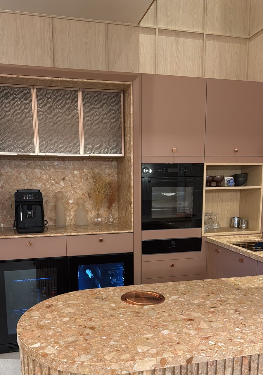 Revestimento em relevo: a tendência que transforma paredes e superfícies verticais , Terrazzo Rosa del Garda