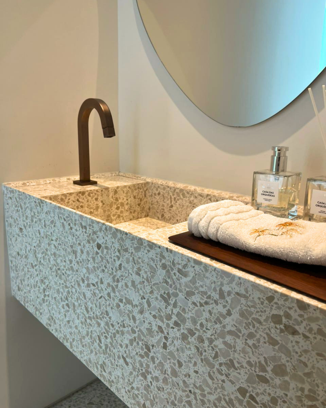 Projeto com Euro Terrazzo Brasil, Terrazzo Colonial Bege polido aplicado em cuba do banheiro