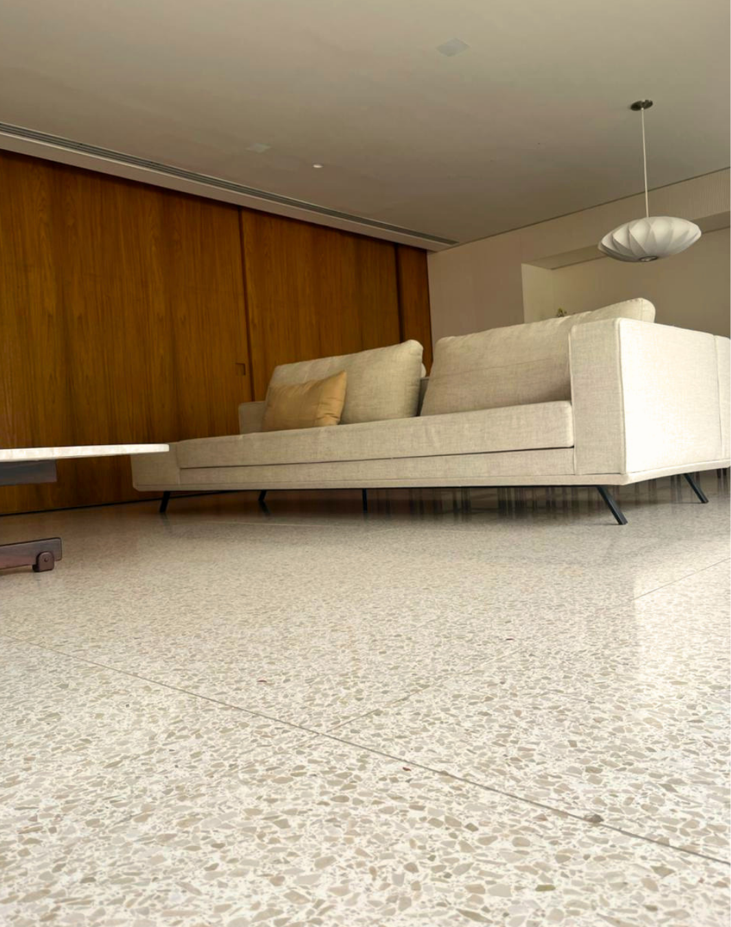 Projeto com Euro Terrazzo Brasil, Terrazzo Colonial Bege aplicado em piso em sala de estar