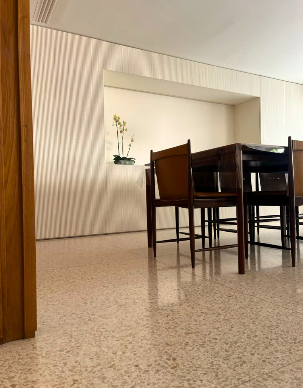 Projeto com Euro Terrazzo Brasil, Terrazzo Colonial Bege aplicado em piso em sala de estar