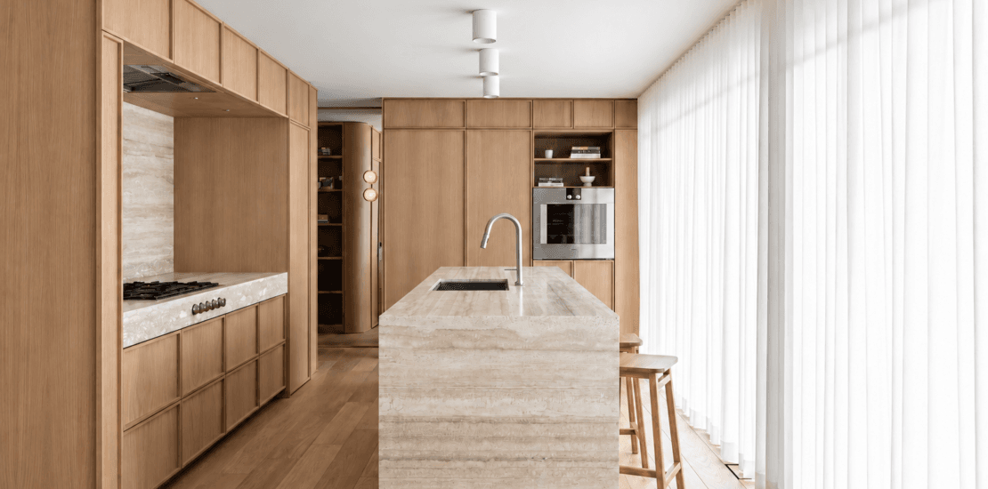 Travertino Romano aplicado a ilha e bancada no projeto leibal hickson residence