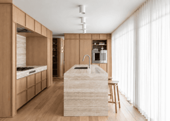 Travertino Romano aplicado a ilha e bancada no projeto leibal hickson residence