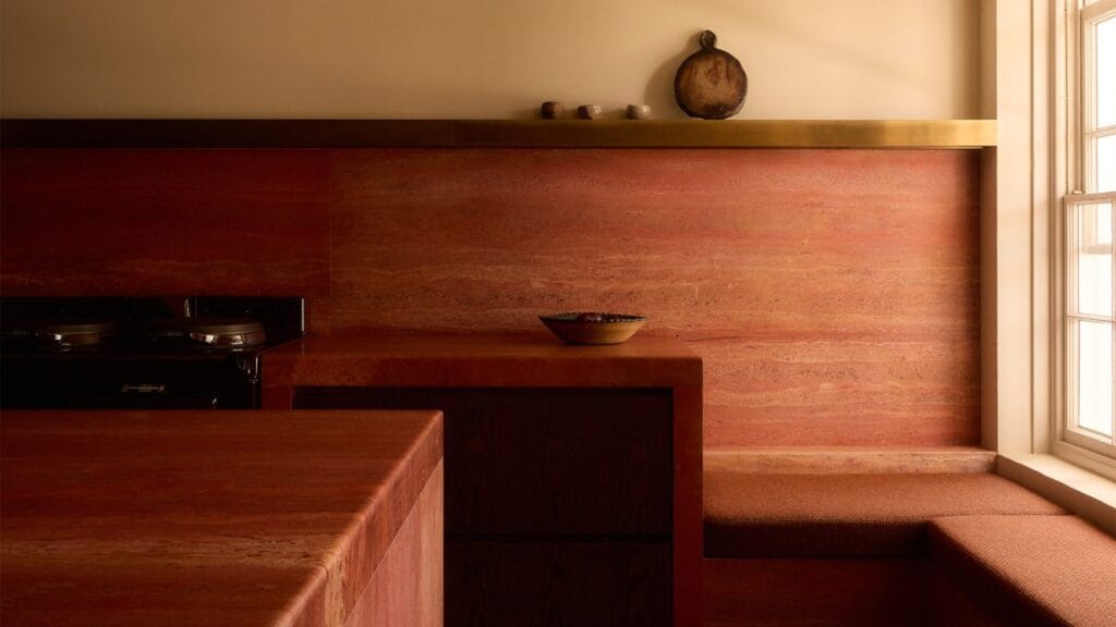 Travertino avermelhado em east sussex house projeto divulgado pela dezeen.